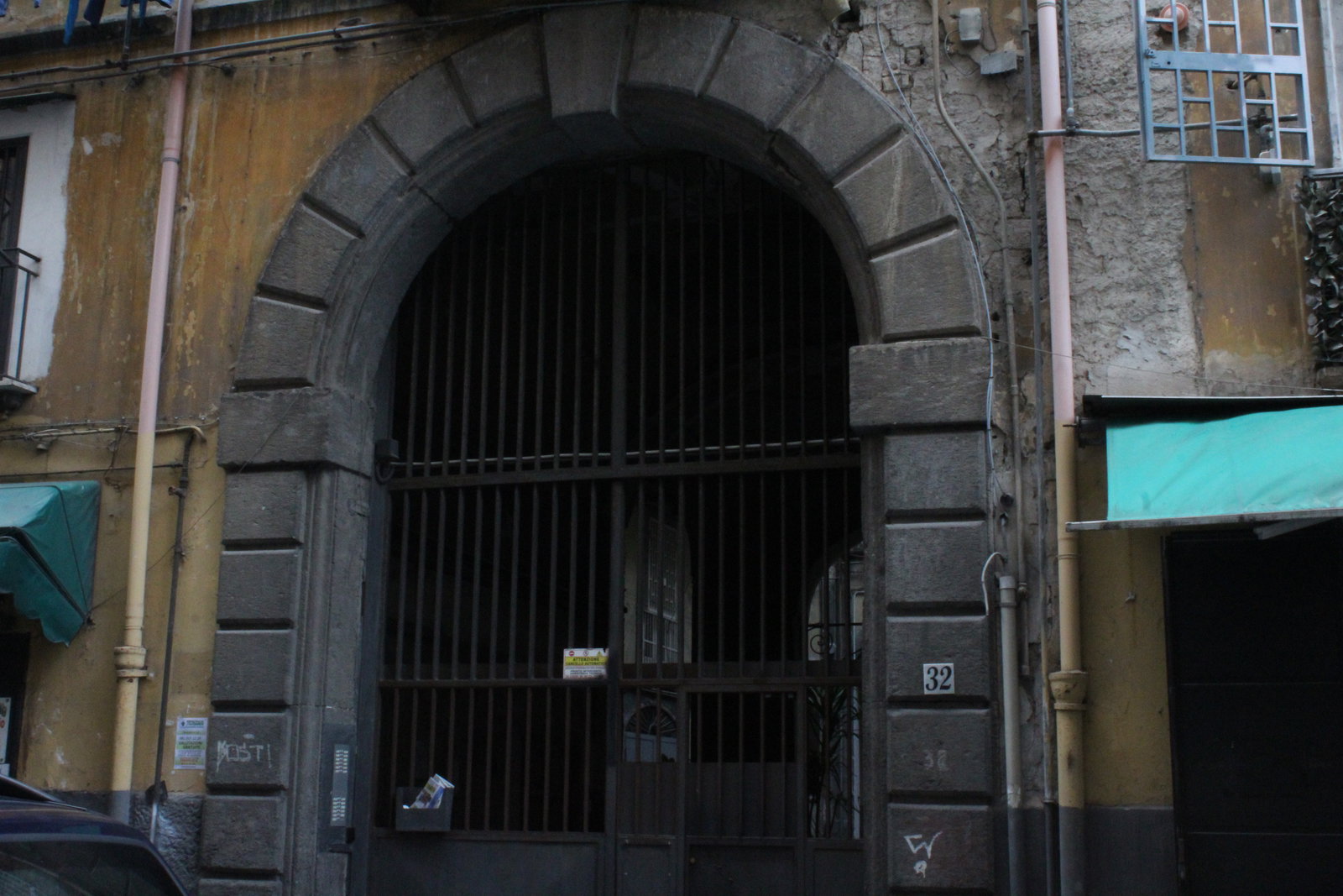 [Palazzo in Via San Nicandro, 32] (palazzo, privato) - Napoli (NA)